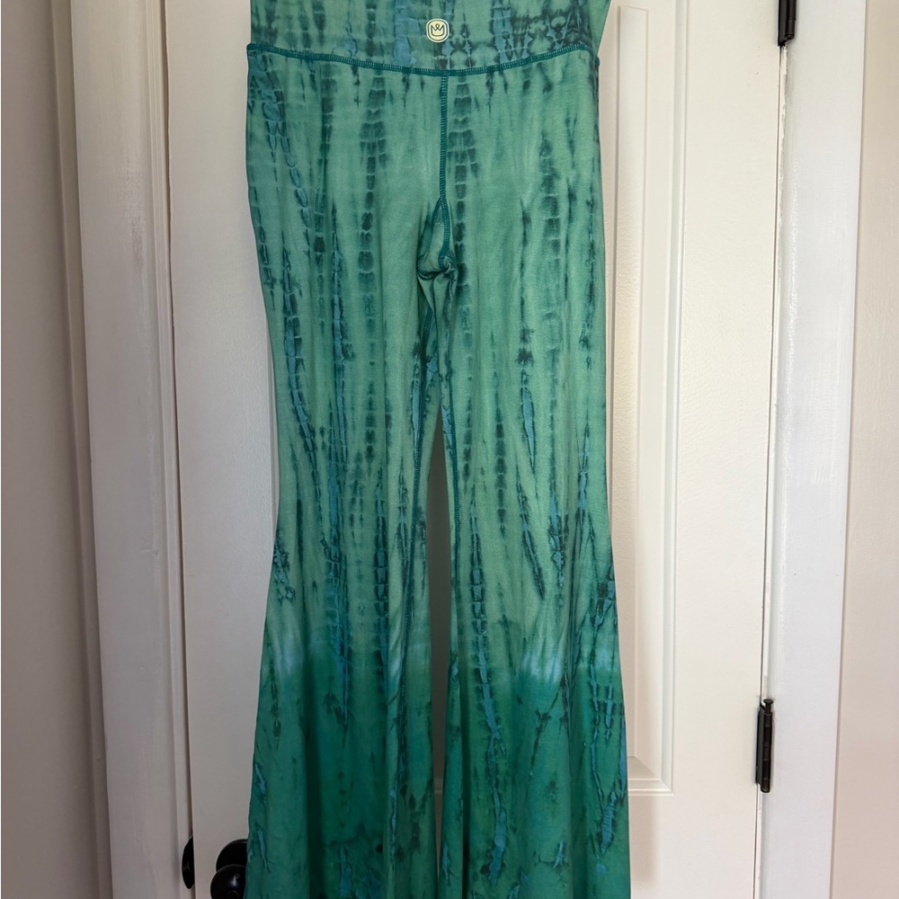Lili Warrior Mid Rise Green Tie Dye Flare Leggings NWT